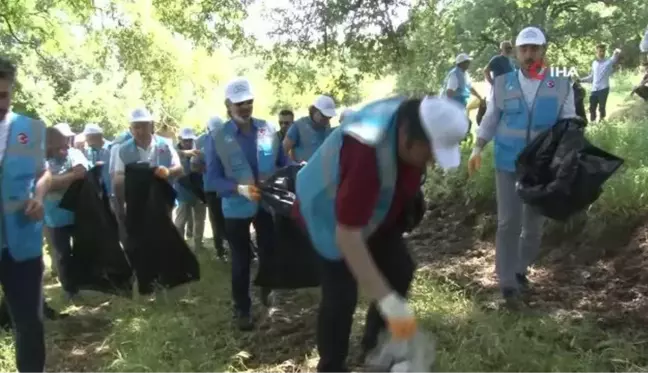 Başkan Tanır, gönüllülerle birlikte çöp topladı