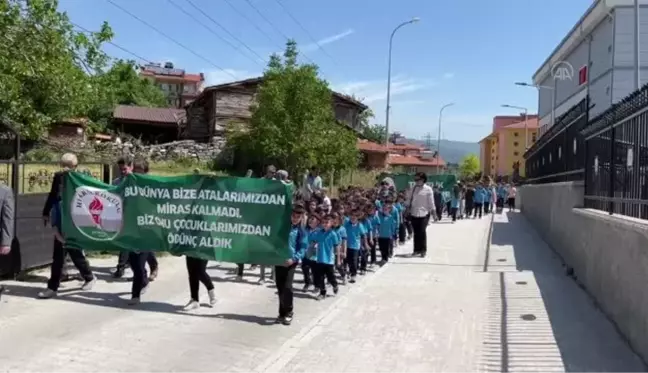 Domaniç'te öğrenciler çevre için vatandaşlardan 