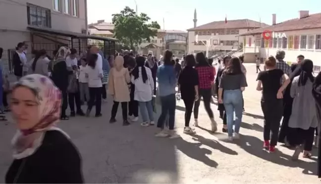 Elazığ'da LGS heyecanı başladı, öğrenciler içeride aileler dışarıda ter döktü