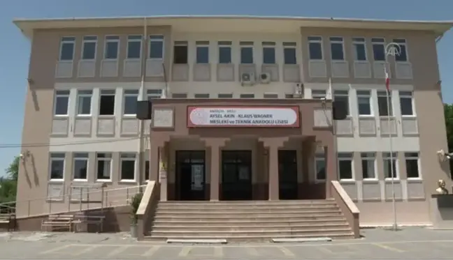 Öğrenciler istihdam garantili lisede mezun olmadan iş teklifi alıyor