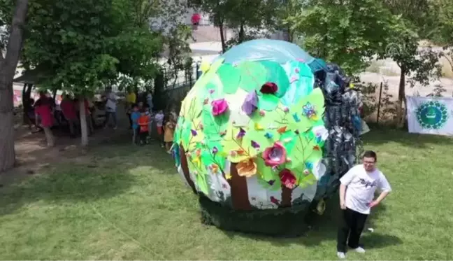 Çevreden topladıkları atıklarla 4 metre çapında dünya küresi tasarladılar