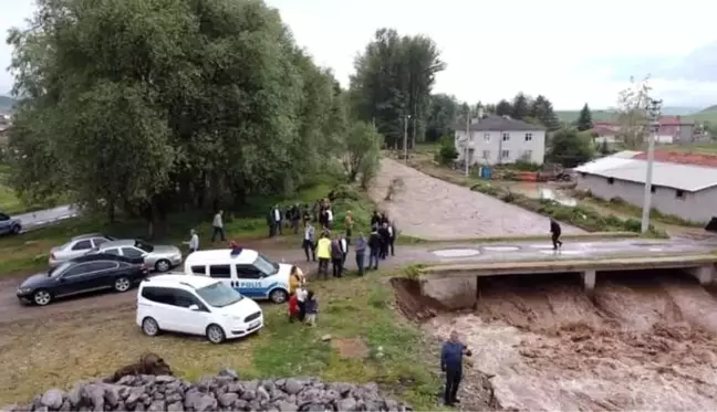 Dere taştı, ev ve ahırları sel suları bastı