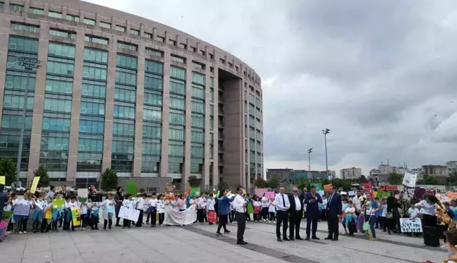 İlkokul öğrencilerinden Çağlayan Adliyesi meydanında Çevre Haftası etkinliği