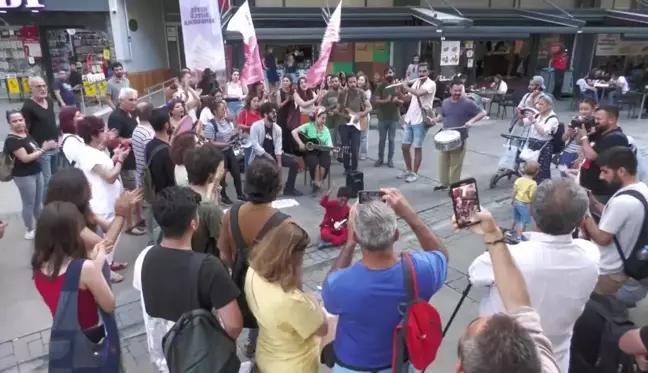 İzmir'de Müzik Yasağına Karşı Müzikli Protesto: 