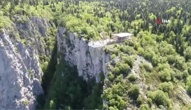 Kanyon üzerindeki cam terası ile tanınan ilçeyi 300 bin kişi ziyaret edecek