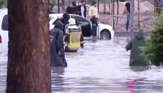 Keçiören'de etkili sağanak nedeniyle su baskınları yaşandı
