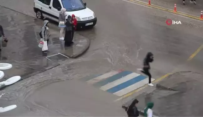 Yağmur sularından kaçan vatandaşların renkli görüntüleri