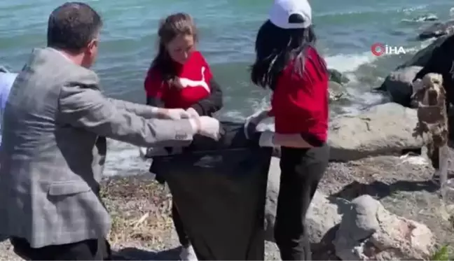 Çıldır Gölü'nde kıyı temizliği yapıldı