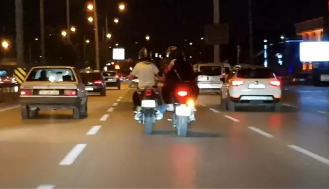 Trafikte bozulan motosikleti ayağıyla iterek böyle götürdü