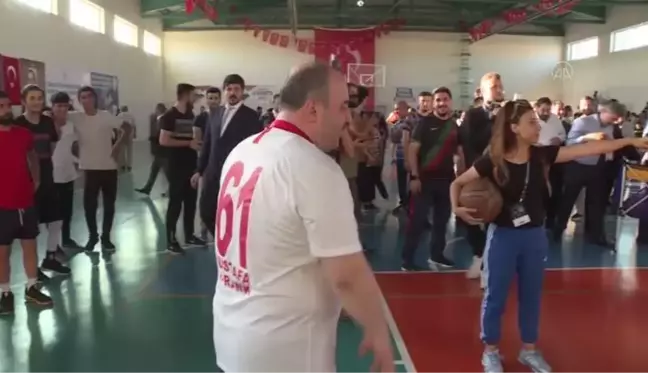 Bakanlar Varank ve Kasapoğlu, Diyarbakır'da gençlerle basketbol oynadı