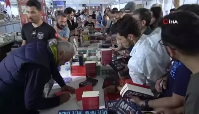 Kitap fuarında ünlü yazarlara yoğun ilgi