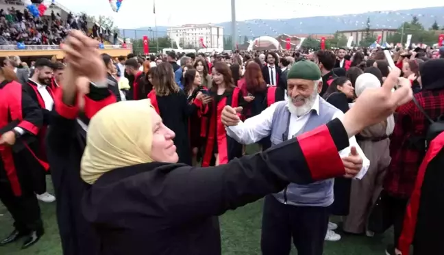 Mezuniyet töreninde gençlere taş çıkarttı