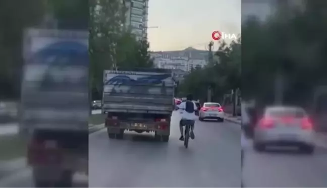 Bisikletli gencin trafikteki tehlikeli yolculuğu kamerada