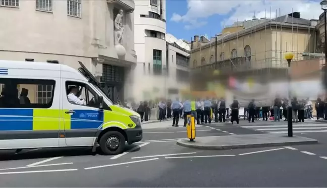 Londra'da gösteri yapan terör örgütü PKK yandaşları, bozkurt işareti yapan bir Azerbaycan Türkü'ne saldırdı