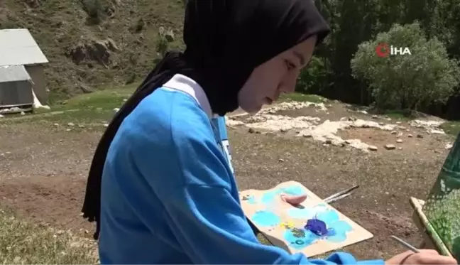 Lise öğrencileri tarihi dokuların korunması için resmediyor