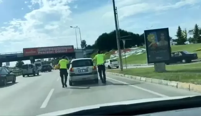 Yolda kalan otomobilin yardımına polisler yetişti