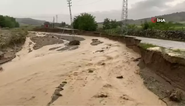 Sel yolları yıktı, 8 köye ulaşım kapandı