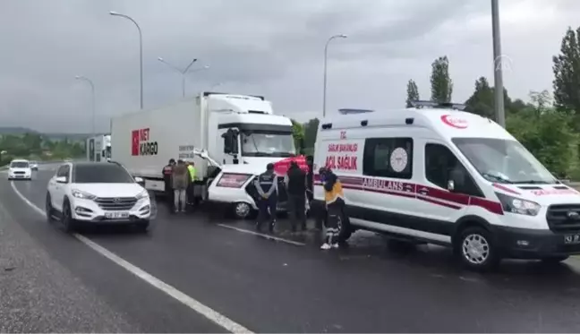 Tırla çarpışan otomobildeki 1 kişi öldü, 2 kişi yaralandı