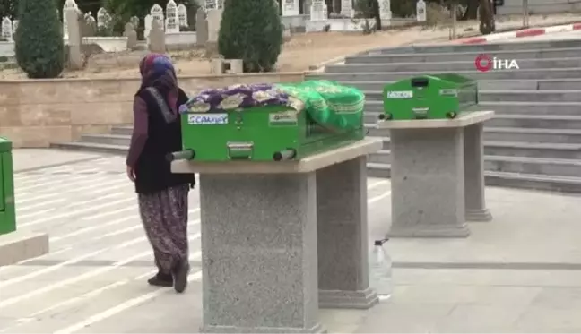 Anneye son bakış... Selde hayatını kaybeden 5 çocuk annesi toprağa verildi