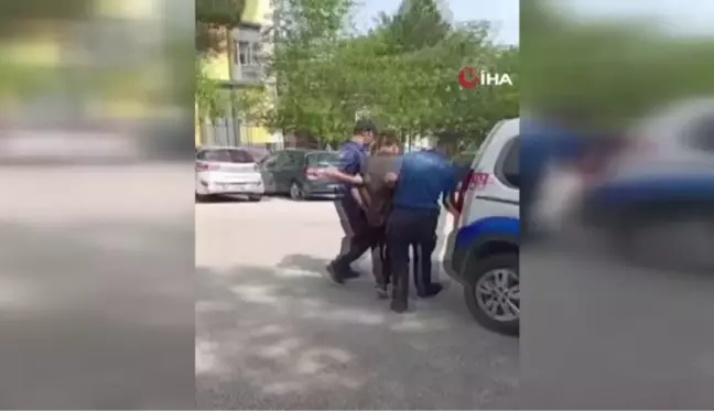 Yakalanan şüpheli kaçmak için bekçilere tekme attı