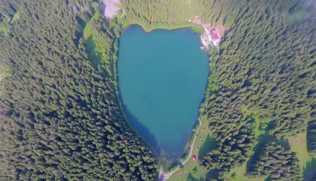 Artvin'in Şavşat ilçesindeki Karagöl her mevsim ayrı güzel