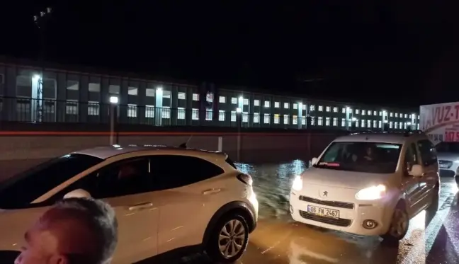 Son Dakika | Afyonkarahisar-Ankara karayolu sel baskını sebebiyle ulaşıma kapandı