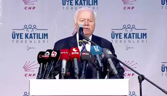 İzmir'de 3 Bin Kişi CHP Rozeti Taktı.