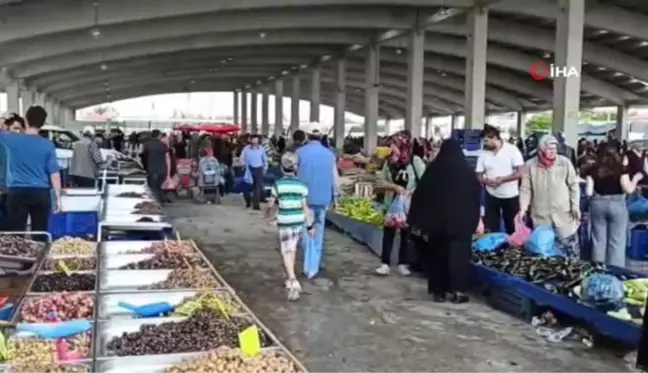 Şiddetli rüzgar çadırları devirdi, yağmur tezgahtaki ürünlere zarar verdi