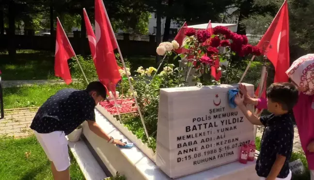 Son dakika haberleri | Şehit babalarının mezarını gül suyuyla temizlediler