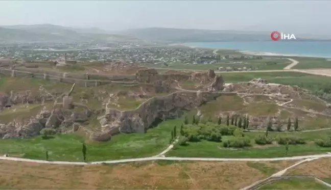 Tarihi Van Kalesi'nin gökyüzünden görüntüsü Çin Seddi'ni andırıyor