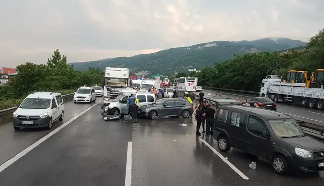 Anadolu Otoyolu'nda zincirleme trafik kazasında 8 kişi yaralandı