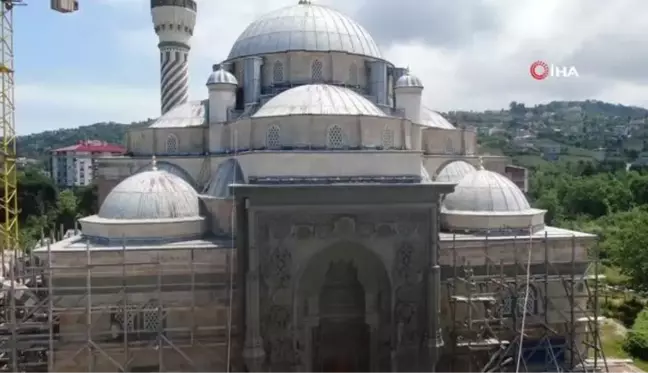 Yeşil Camii hem mimarisiyle hem de minaresiyle ilgi çekiyor