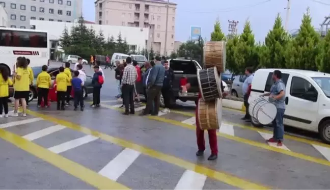 Avrupa şampiyonu karateci Süleyman Aydemir, davul zurnayla karşılandı