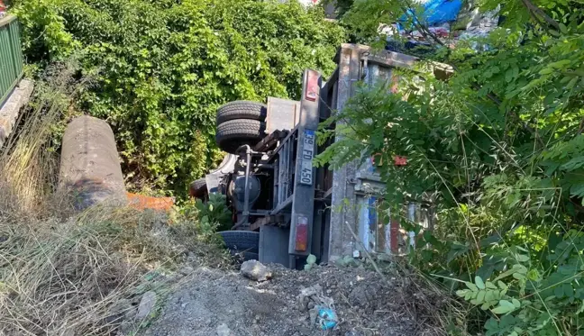 Beykoz'da freni tutmayan kamyon dereye uçtu, sürücü burnu kanamadan kurtuldu