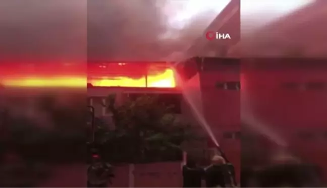 Alev alev yanan apartman mahalleliyi sokağa döktü... Panik anları kamerada