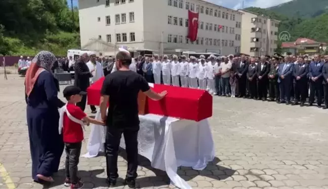 Şehit Topçu Uzman Çavuş Özkaya, son yolculuğuna uğurlandı (2)