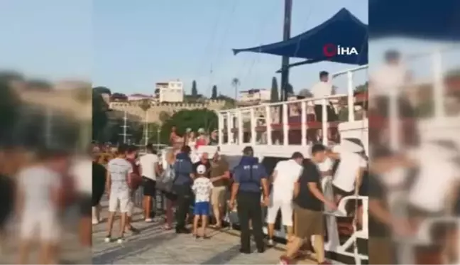 Tekneleri arıza yapan turist kafilesinin yardımına deniz polisi koştu