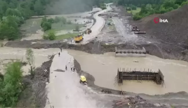 Sada Çayı'nın taşmasıyla yol çöktü: İki ilçenin Kastamonu'yla bağlantısı kesildi