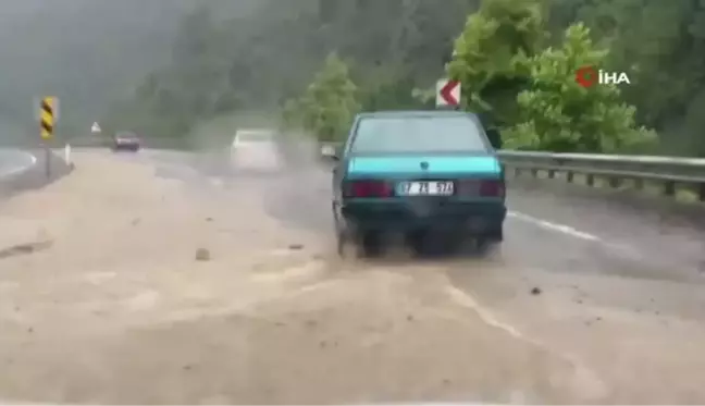 Çaydamar Deresi taşma noktasına geldi...Yoğun yağış sonrası yollar göle döndü, sürücüler zor anlar yaşadı