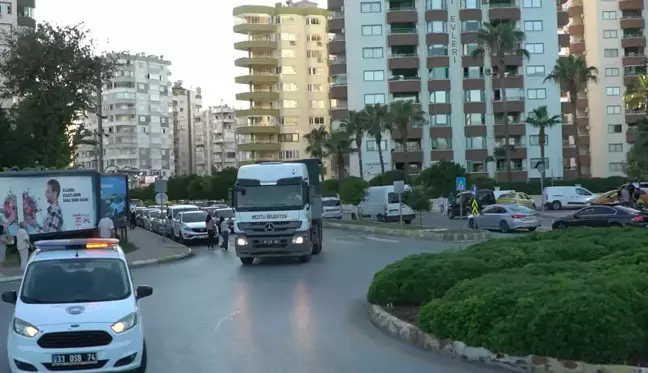 Mersin Caddelerinde Yürüyen Defile