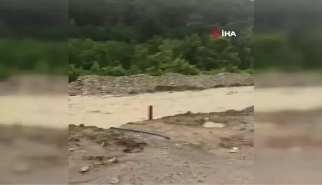 Türkeli'de dere taştı, geçici köprüler ulaşıma kapandı