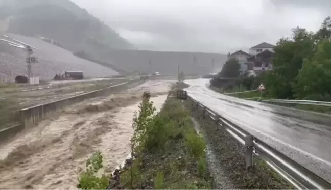 (DRONE) Barajın yanındaki yıkılan evler havadan görüntülendi