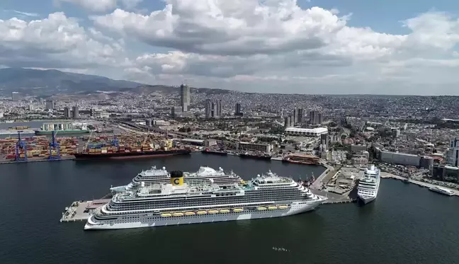 İzmir'e Aynı Gün 3 Kruvaziyer Gemisi Yanaştı