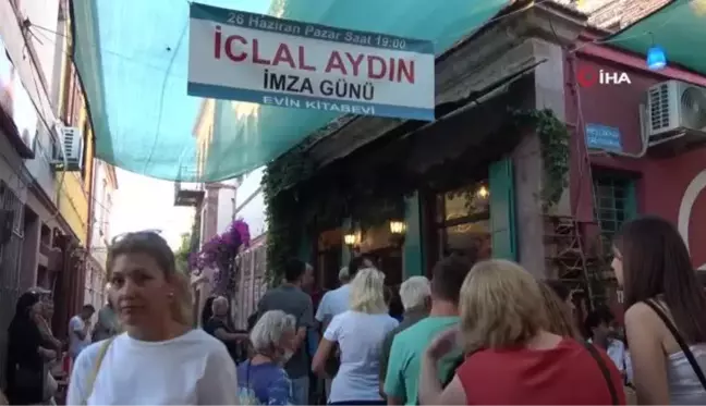 Ünlü oyuncu ve yazar İclal Aydın'ın imza gününe yoğun ilgi