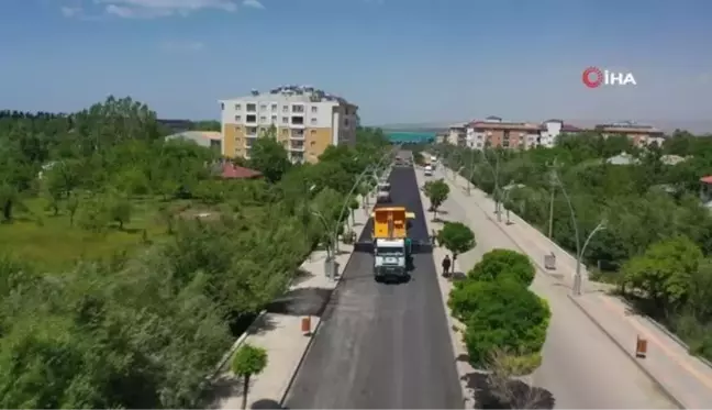 Van Büyükşehir Belediyesi, Gevaş Atatürk Caddesi'ni asfaltlıyor