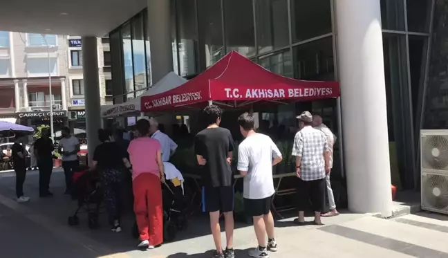 Akhisar Belediyesi Kendi Yetiştirdiği 5 Bin Fesleğeni Halka Dağıttı