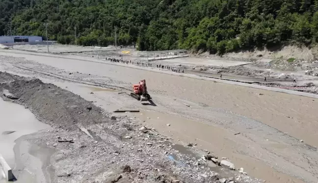 Bakan Kurum, selden etkilenen 3 ilçede incelemelerde bulundu