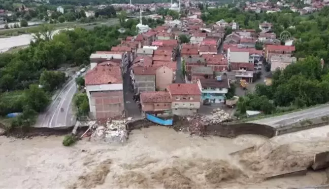 Son dakika haberleri... Evlerini yıkan selden 20 dakikayla kurtuldular