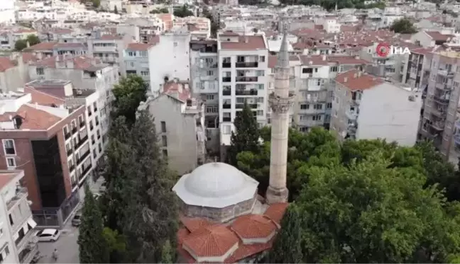 Tarihe meydan okuyan cami rutubete yenik düşüyor