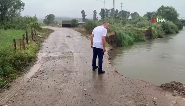 Yaklaşık 100 hane kullanıyordu, yolun yarısını nehir yuttu...3 mahallenin bağlantısını sağlayan yol çöktü